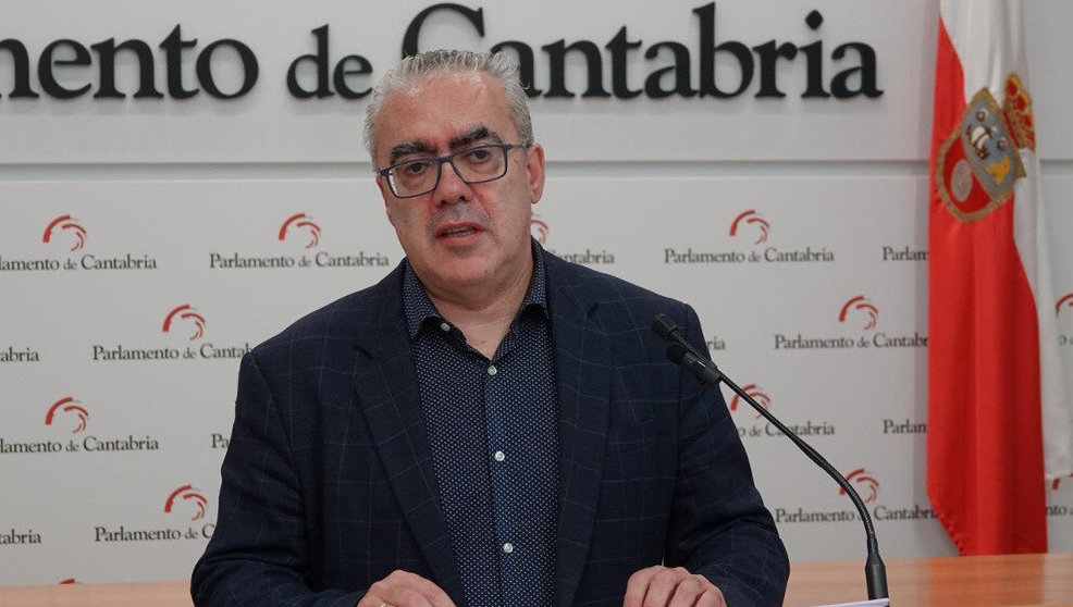 El portavoz del PRC en el Parlamento, Pedro Hernando, en la rueda de prensa que ha ofrecido este viernes