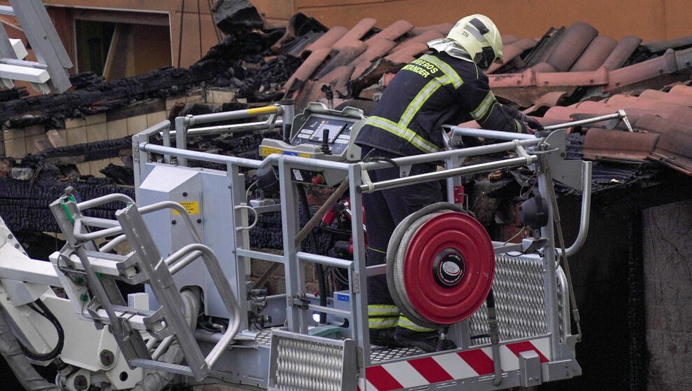 Agentes del equipo de bomberos trabaja en el edificio derrumbado