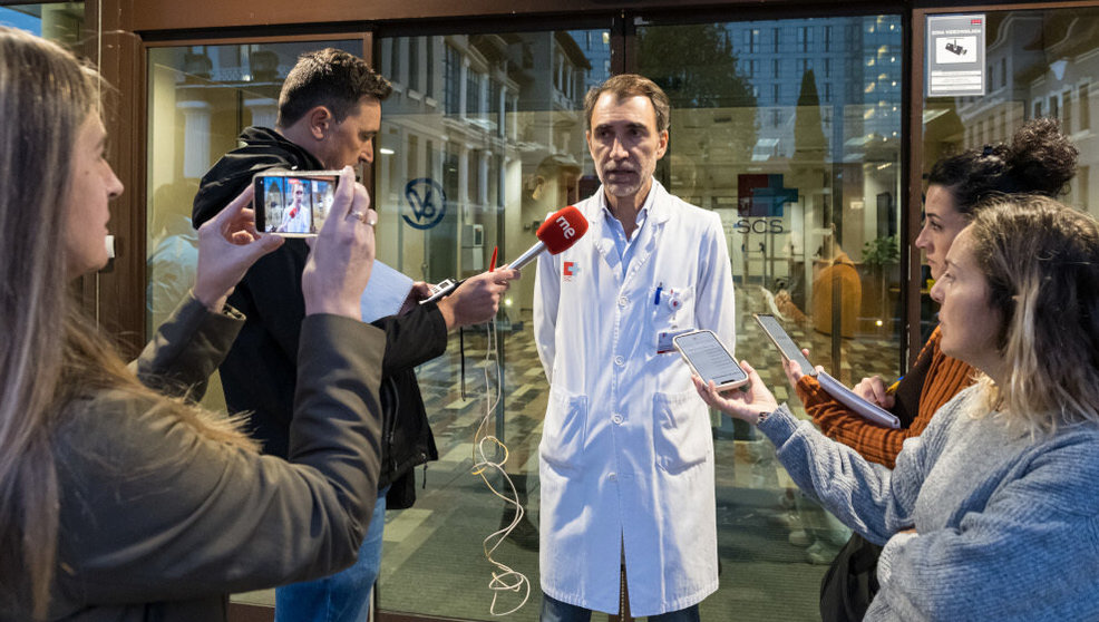 Ramón Herrería, director médico de Valdecilla, dando el primero informe sobre los ingresados en el hospital por la explosión del edificio en La Albericia. 26 de octubre de 2024 © Raúl Lucio