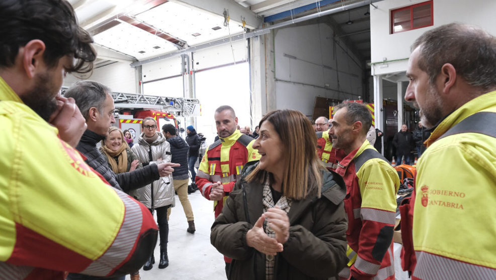 La presidenta cántabra y la consejera de Presidencia con efectivos de emergencias