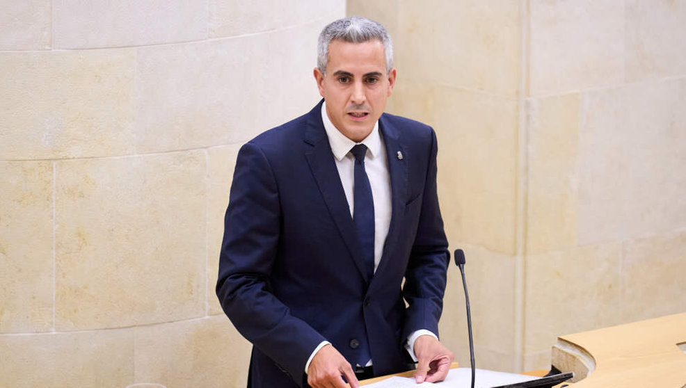 El líder de los socialistas cántabros, Pablo Zuloaga, en el Parlamento