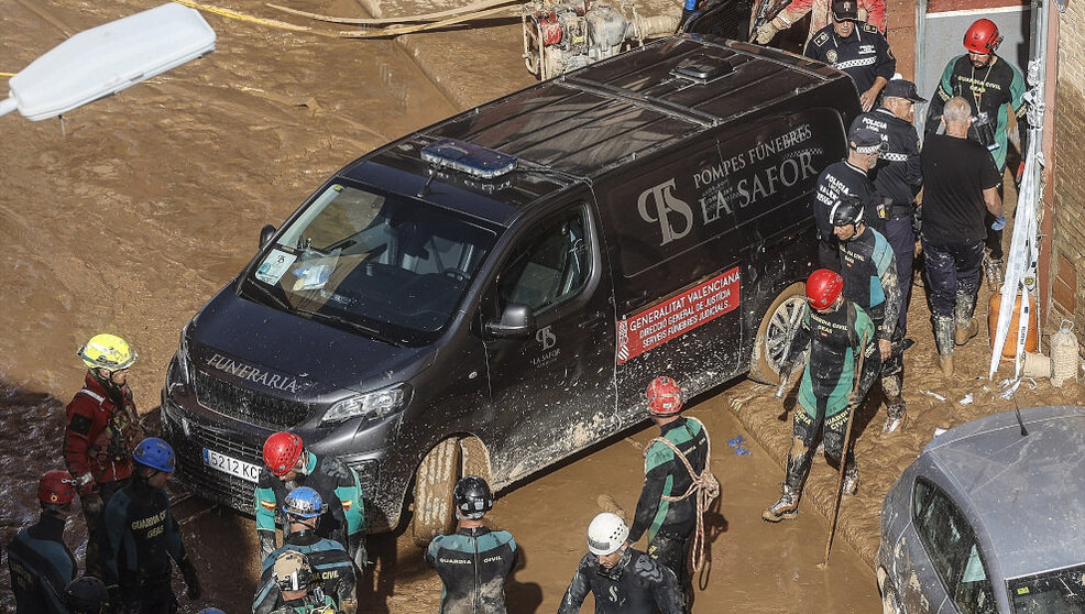 Un furgón de la funeraria sale de un garaje con cadáveres localizados tras el paso de la DANA, en el barrio de la Torre, a 31 de octubre de 2024, en Valencia,