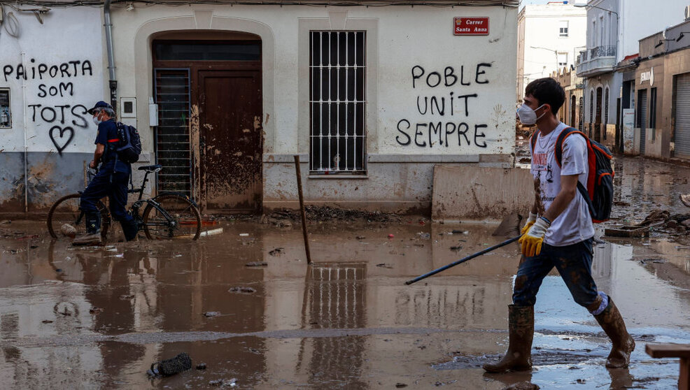 Varios voluntarios continúan la limpieza de las calles de Paiporta,