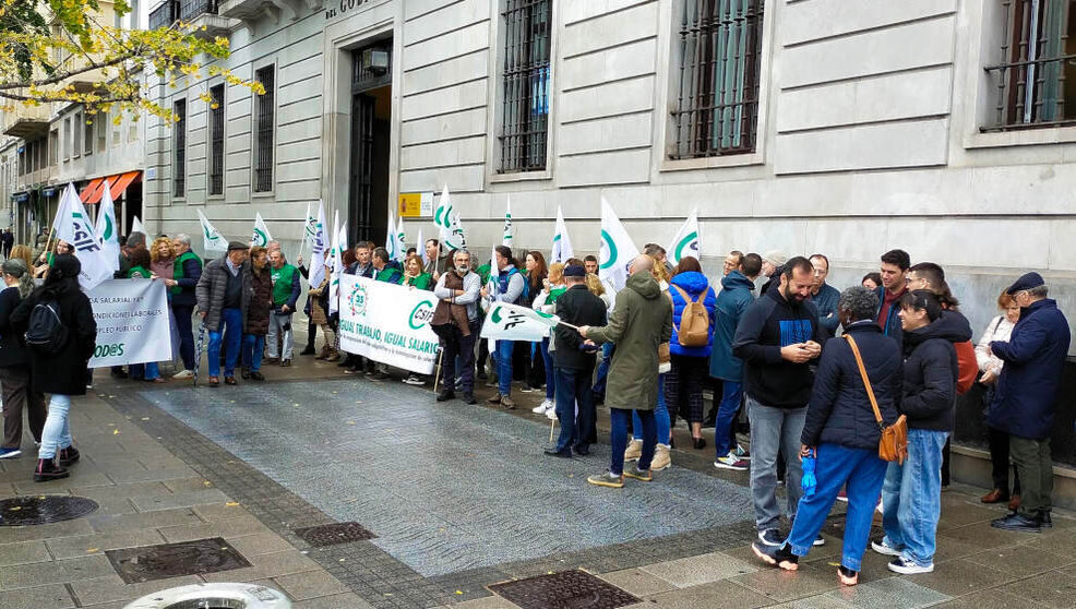 Unas 80 personas se concentran en Santander para la mejora de las condiciones salariales de los funcionarios