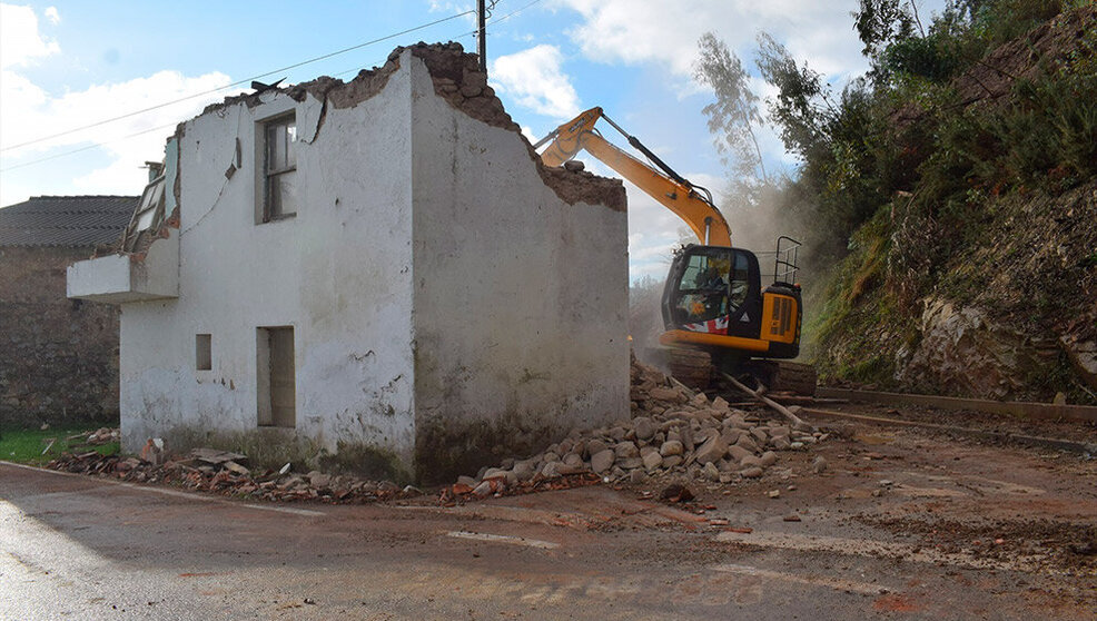 Piélagos comienza el derribo de la casa tapón de Vioño