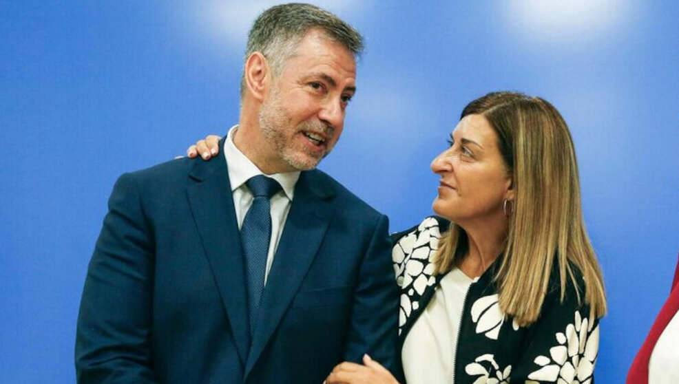 La presidenta de Cantabria, María José Sáenz de Buruaga, junto al consejero de Turismo