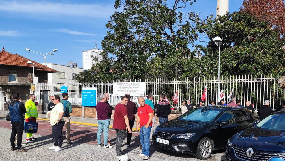 Concentración de la plantilla de la logística de Solvay en la planta de Barreda