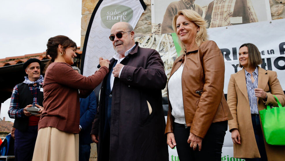 El actor Antonio Resines recibe la 'Alubia de Oro' de Casar de Periedo