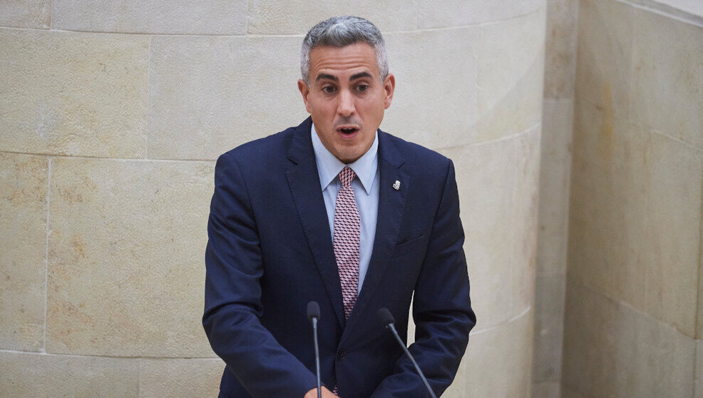 El secretario general del PSOE y diputado Pablo Zuloaga, durante un Pleno