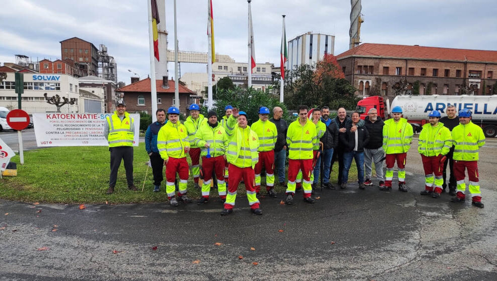 Casi toda la plantilla de la logística de Solvay secunda el primer paro horario en el turno de mañana, según el comité