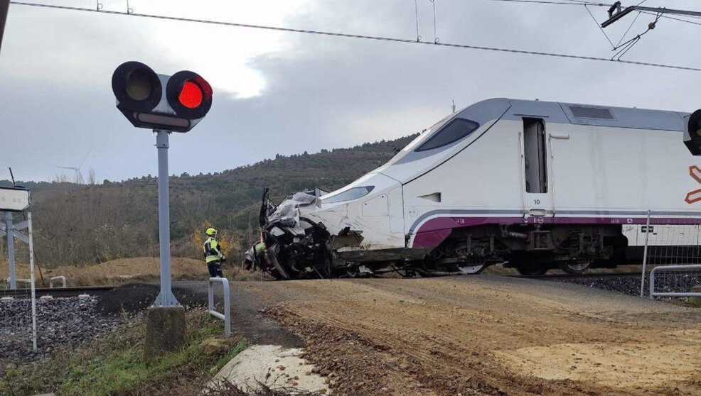 Colisión entre un turismo y un tren en un paso a nivel en Husillos