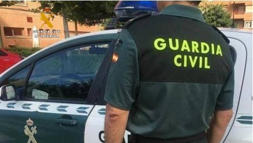 Un agente y un coche de la Guardia Civil