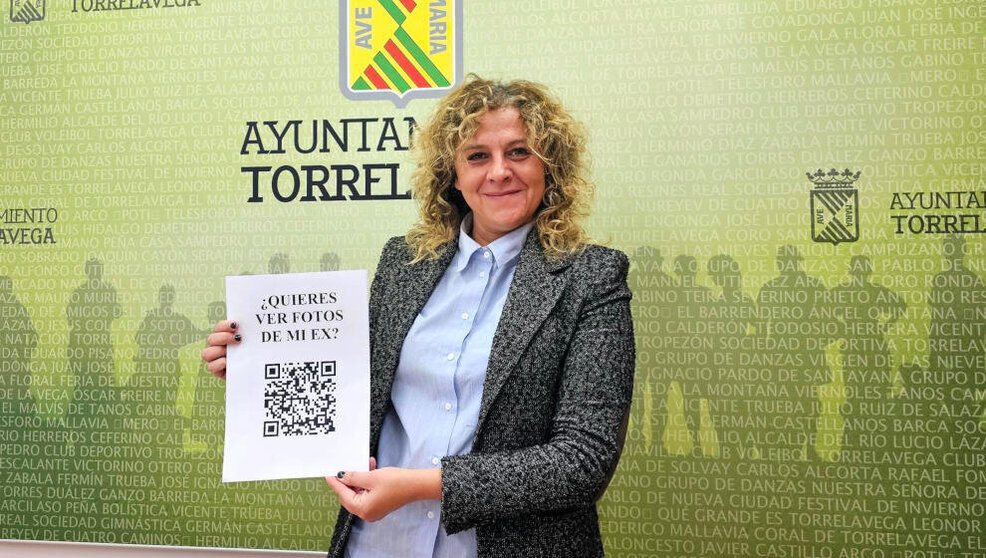 La concejala de Igualdad, Patricia Portilla, con el cartel de la campaña de prevención de la violencia de género digital