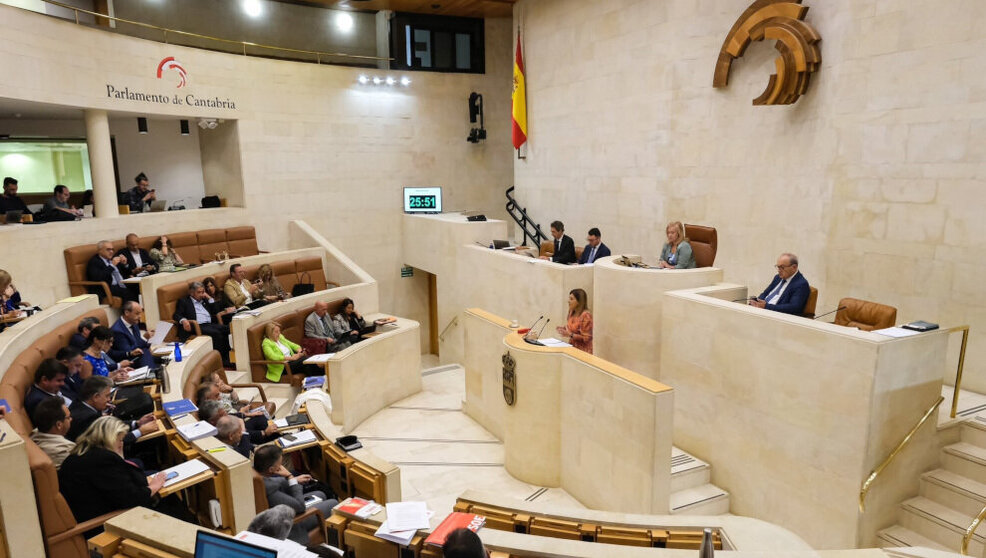 La presidenta de Cantabria, María José Sáenz de Buruaga, en el Pleno del Parlamento