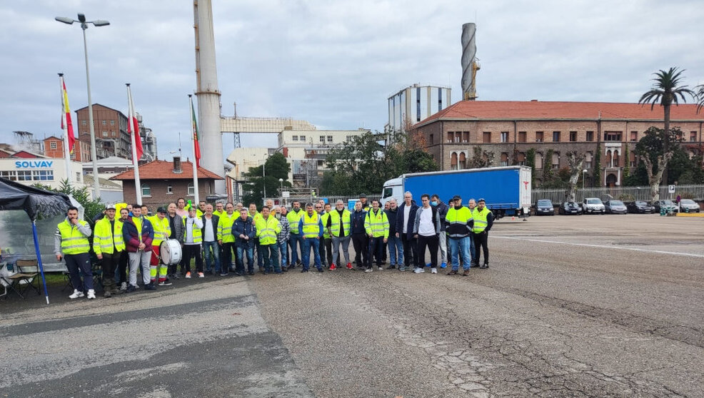 Trabajadores que han secundado el inicio de la huelga general indefinida