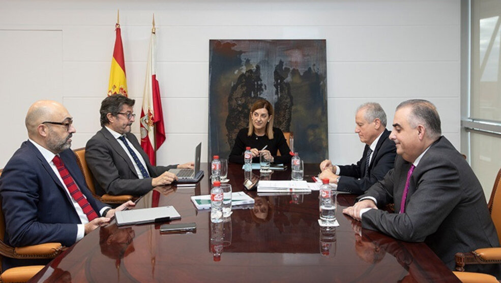 Reunión de la presidenta de Cantabria, María José Sáenz de Buruaga, con los presidentes de Adif, Pedro Marco de la Peña, y de Puertos del Estado, Álvaro Rodríguez Dapena | Foto- Gobierno de Cantabria