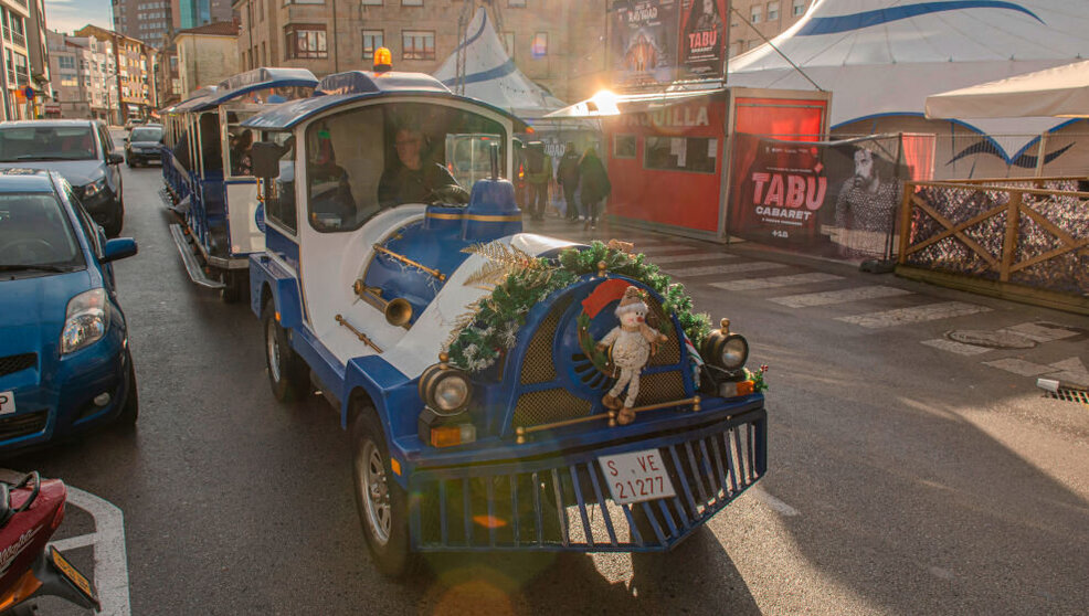 El Grillo de la Navidad recorre las calles de Torrelavega