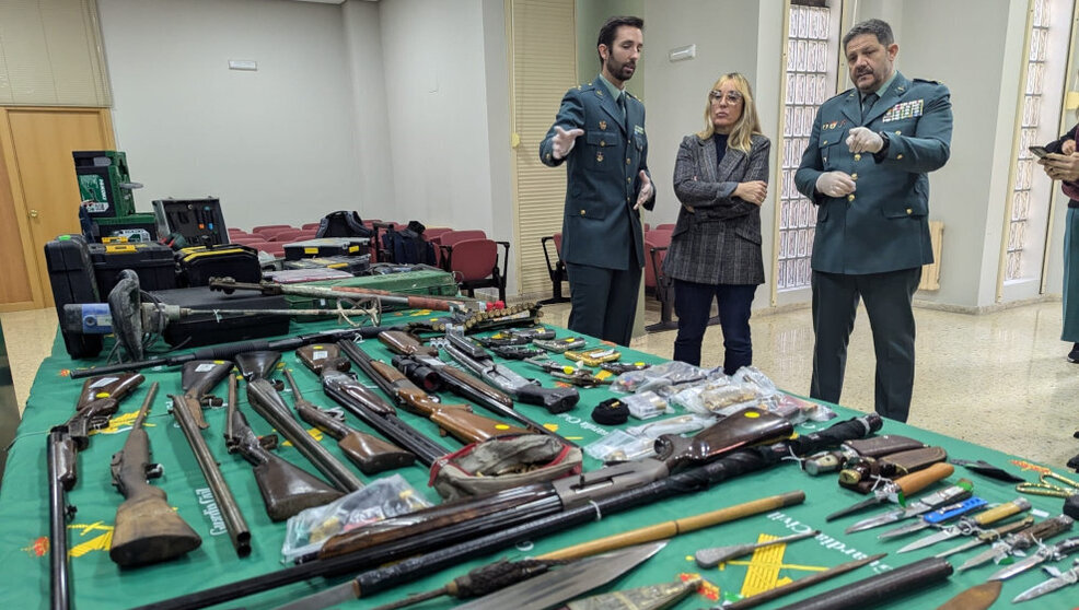 La delegada del Gobierno en Cantabria, Eugenia Gómez de Diego, junto al coronel jefe de la Guardia Civil, Antonio Orantos, y el capitán de la Unidad Orgánica de Policía Judicial, Alfonso Serrano