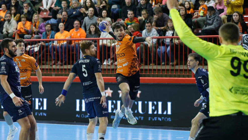 Nicolai Colunga, durante el partido del Bathco BM Torrelavega | Foto: BM Torrelavega