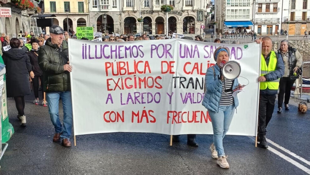 Cientos de personas se manifiestan en Castro por una sanidad pública de "calidad" y por la mejora del transporte