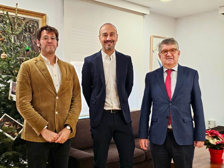 El alcalde de Torrelavega, Javier López Estrada; el concejal Alberto Rubio (i) y el decano del Colegio de Abogados, Andrés de Diego (d)