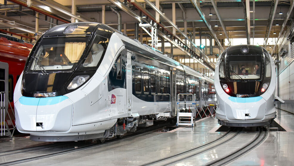 Algunos de los nuevos trenes de ancho métrico de Renfe