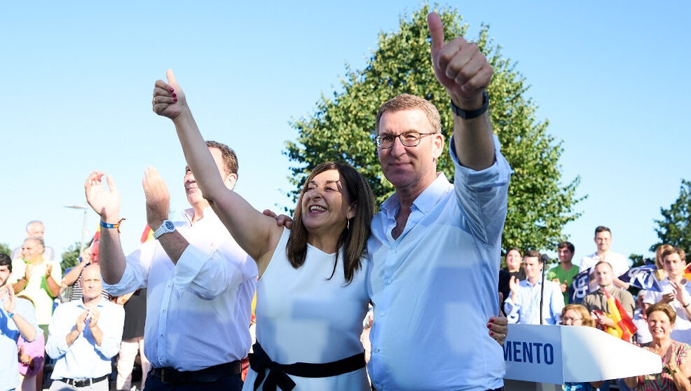 El presidente del PP y candidato a la Presidencia, Alberto Núñez Feijóo, y la presidenta de Cantabria, María José Sáenz de Buruaga, en el acto electoral en los Jardines de Pereda