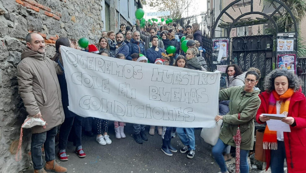 Concentración para urgir el arreglo del CEIP Menéndez Pelayo de Santander