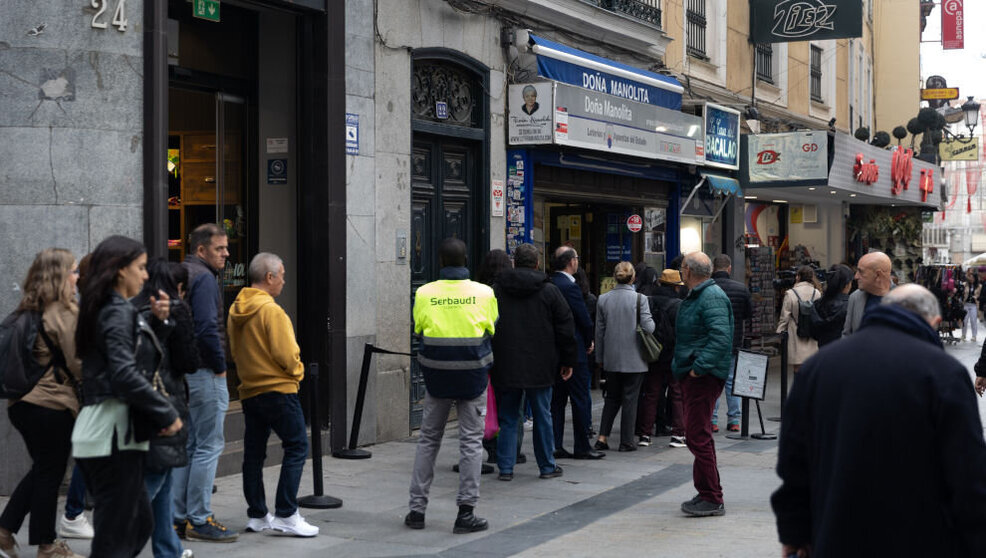 Varias personas hacen cola en la administración de Lotería de Doña Manolita, a 12 de octubre de 2024, en Madrid | Foto- Eduardo Parra : Europa Press