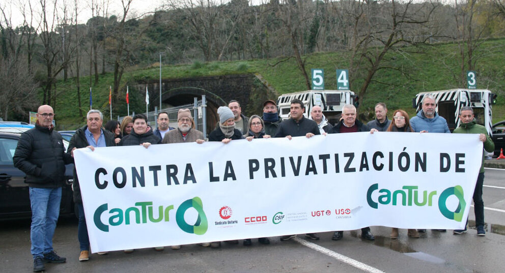 Concentración Cantur puerta de Cabárceno | Foto- CCOO