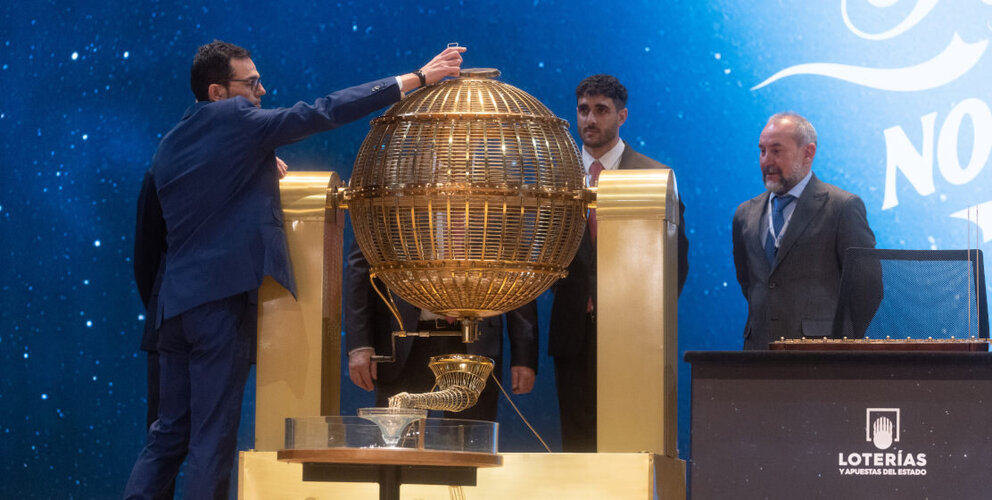 Preparación del bombo antes de la celebración del Sorteo Extraordinario de la Lotería de Navidad 2024, en el Teatro Real, a 22 de diciembre de 2024, en Madrid