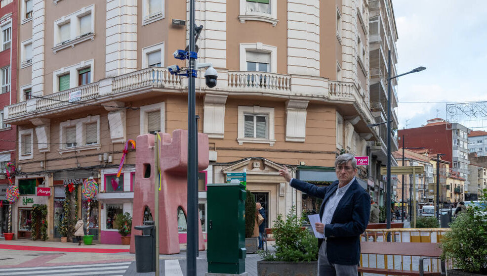 El portavoz de Salvar Torrelavega, Ángel Herreros, junto a las cámaras de videovigilancia