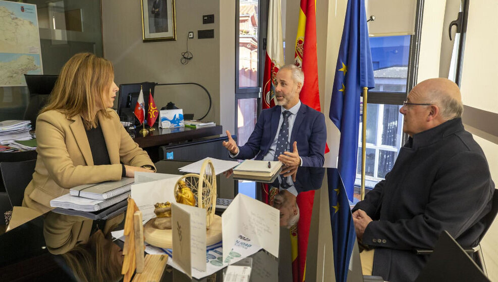 El Consejero De Educación, Formación Profesional Y Universidades, Sergio Silva, Se Reúne Con La Alcaldesa De Medio Cudeyo, María Higuera | Foto- Gobierno de Cantabria