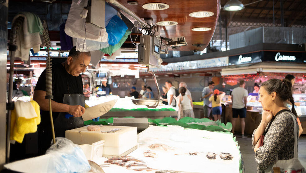 Personas comprando en un mercado | Foto- David Zorrakino