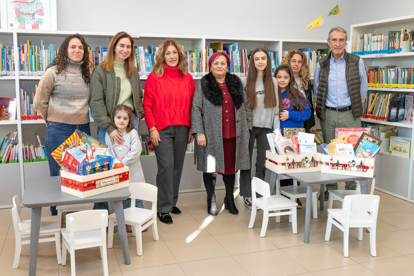 La biblioteca de Polanco entrega tres cestas de Navidad con libros a sus socios