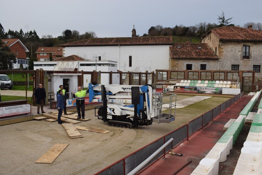 Comienza la instalación de la nueva cubierta de la bolera de Arce en Piélagos