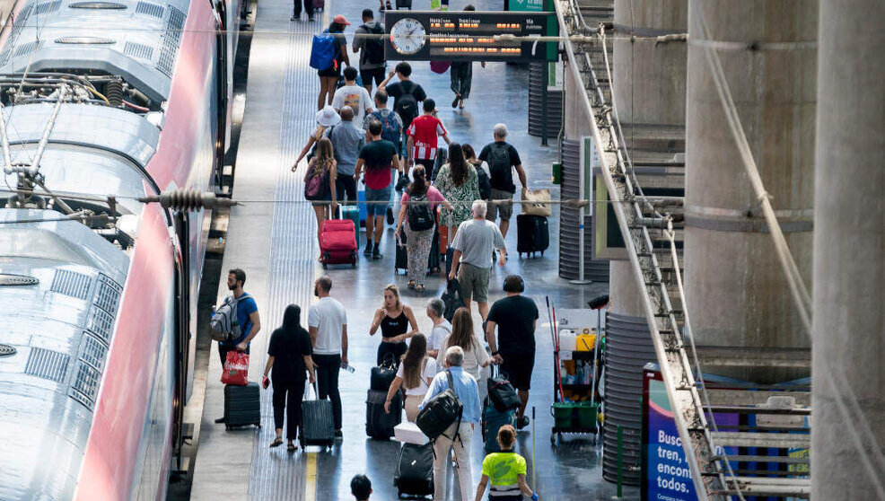 Varias personas uno de los andenes de la estación de Atocha-Almudena Grandes