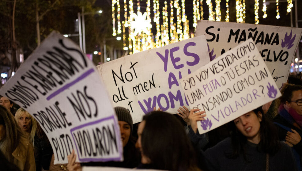 Varias mujeres muestran carteles durante una manifestación por el 25N