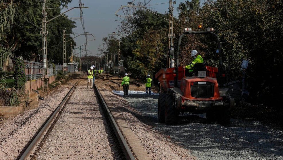 Varios operarios de Adif trabajan en las vías de tren