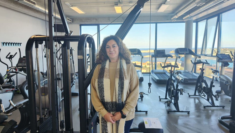 Ana Santiago, concejala de Deportes de Suances, en el gimnasio municipal