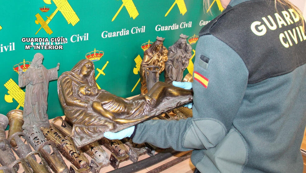 Detenidos tres hombres por robos de ornamentos de latón en los cementerios de Cantabria | Foto- Guardia Civil