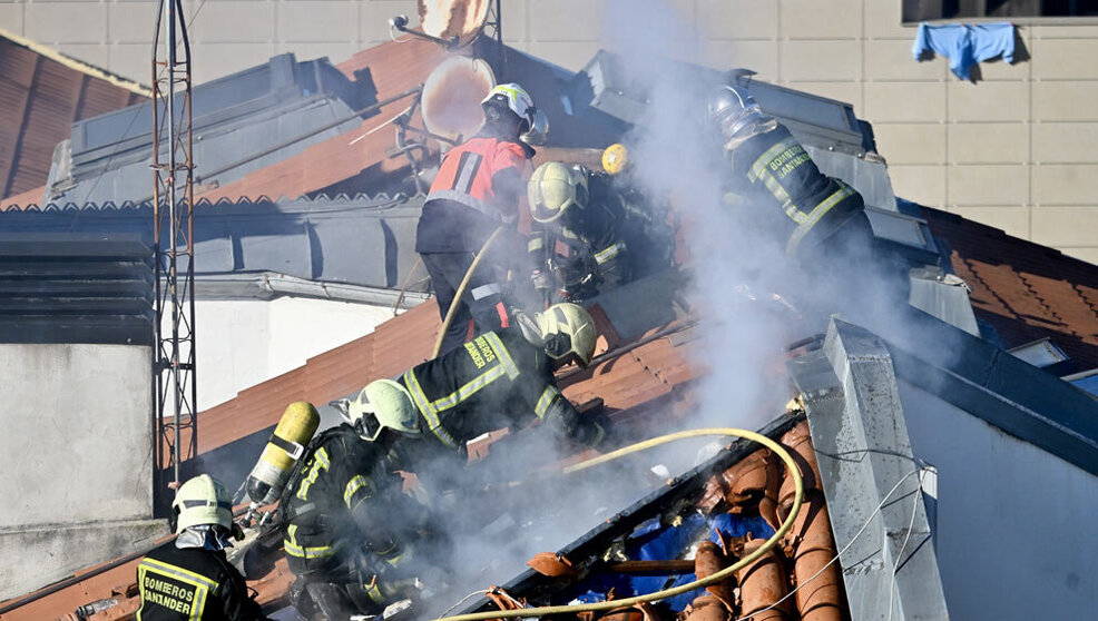 Labores de extinción de los bomberos