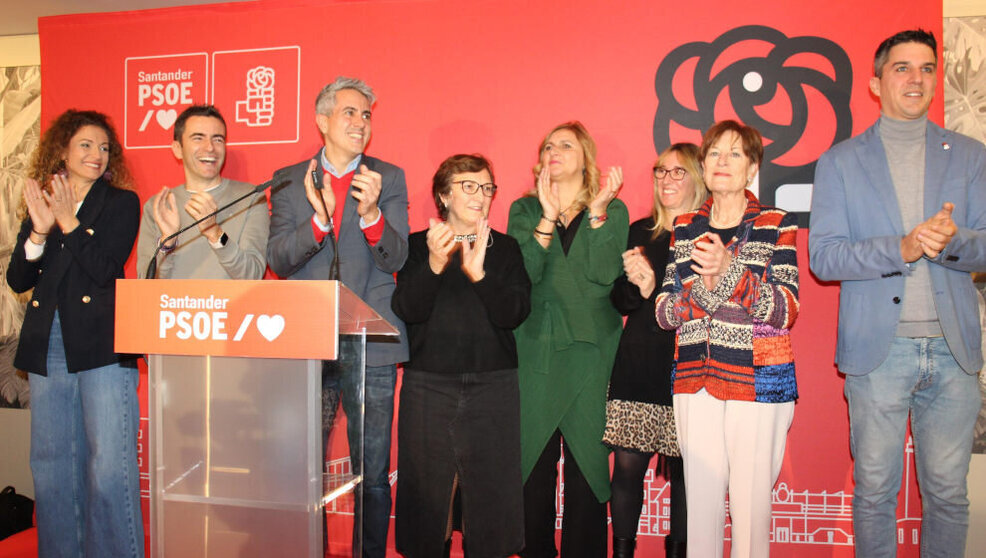 Pedro Casares y Pablo Zuloaga (a la izquierda) durante la comida anual del PSOE de Santander