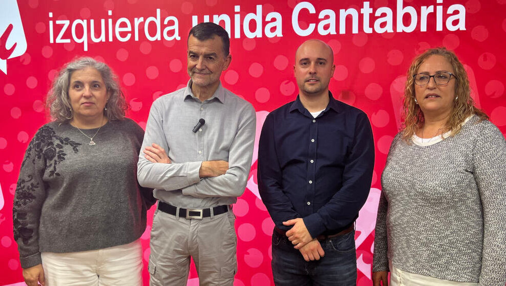 El coordinador federal de Izquierda Unida, Antonio Maíllo, con miembros de la formación en Cantabria