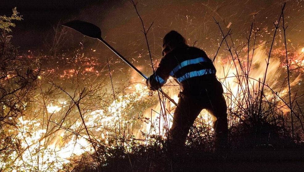 Bombero del 112 interviene en la extinción de un incendio