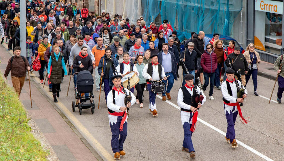 Torrelavega celebra San Blas con la tradicional subida en albarcas