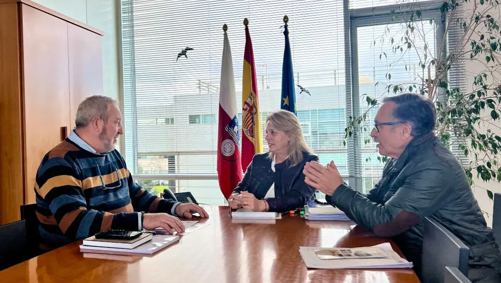 El alcalde de Anievas, Agustin Pernía, reunido con la consejera de Desarrollo Rural