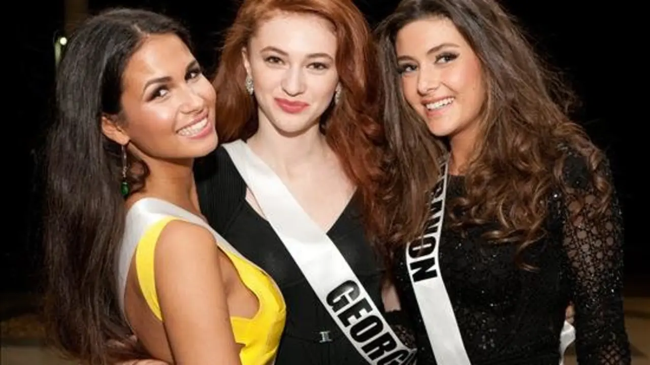 Fotografía cedida por la organización Miss Universo en la que se registró a las representantes de Bélgica, Anissa Blondin, de Georgia, Ana Zubashvili (c), y de Líbano, Saly Greige (d), en Miami, (Florida, EE.UU.). EFE