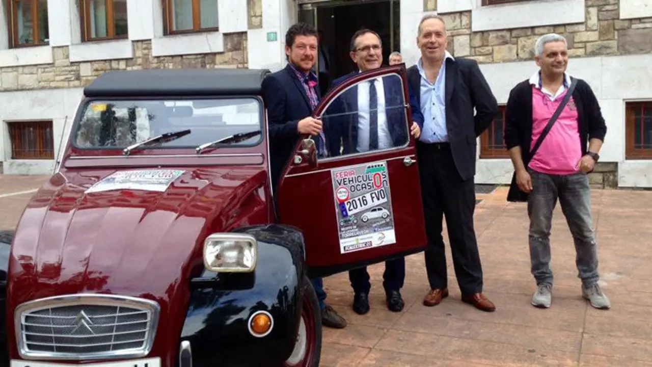 El alcalde de Torrelavega, José Manuel Cruz Viadero, el concejal de Ferias, Jesús Sánchez, y el organizador, Germán Busqué, junto a uno de los patrocinadores, Eduardo Martínez, han presentado este evento además acogerá una exposición de vehículos clásicos.