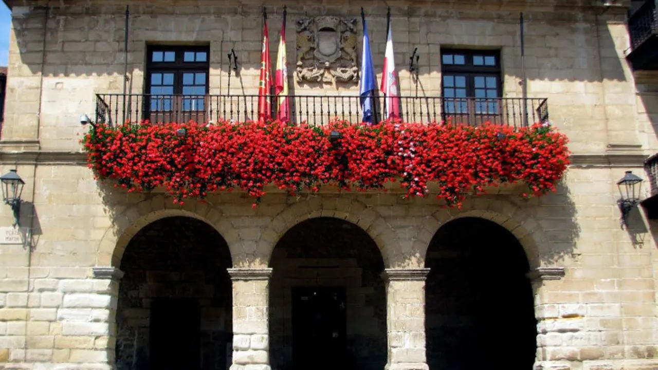 Para el portavoz regionalista, Francisco Javier González, &#34;la gestión&#34; del regidor del PSOE está llevando al municipio &#34;al precipicio&#34; sin &#34;medir las consecuencias&#34;